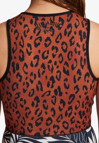 Bruine mouwloze top met een zwart luipaardprintontwerp, met een contrasterende zwarte halslijn en stiksels. Merkl logo nabij de nek.