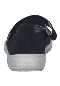 Donkerblauwe suède schoen met een witte rubberen zool, voorzien van een stoffen inzet en een band met een metalen gesp voor een stevige sluiting.