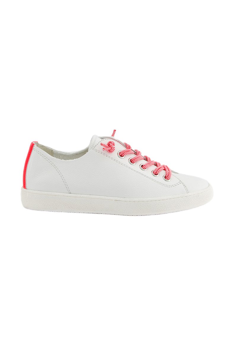 Sneaker bianco in pelle con lacci rosa e un accento rosa abbinato sul tallone. La suola è testurizzata e leggermente rialzata.
