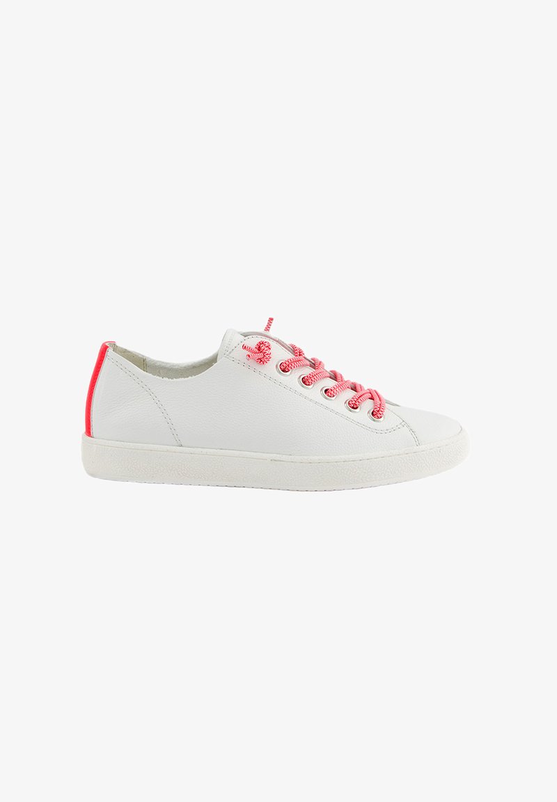 Sneaker bianco in pelle con lacci rosa e un accento rosa abbinato sul tallone. La suola è testurizzata e leggermente rialzata.