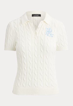 Polo blanc à manches courtes en maille torsadée, avec col, trois boutons et logo brodé "RL" bleu sur le côté gauche de la poitrine.