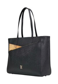 Borsa tote nera con superficie testurizzata, angoli arrotondati, doppi manici e una tasca frontale inclinata che rivela un interno beige. Presenta finiture in oro.