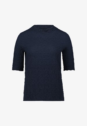 Korte mouw top in marineblauw met een gekreukte textuur, met een hoge halslijn. Het materiaal lijkt licht en iets rekbaar, met een ongelijkmatige oppervlaktestructuur.