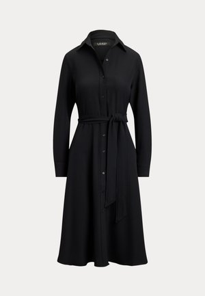 Robe chemise noire à manches longues avec des boutons sur le devant, col pointu et ceinture en tissu assorti nouée à la taille.