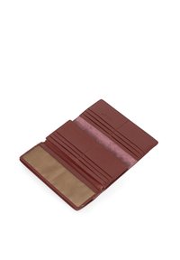 Burgundowy portfel ze skóry o fakturowanym wykończeniu; posiada wiele przegródek na karty oraz wewnętrzną sekcję z gładką, jasnobrązową wyściółką.