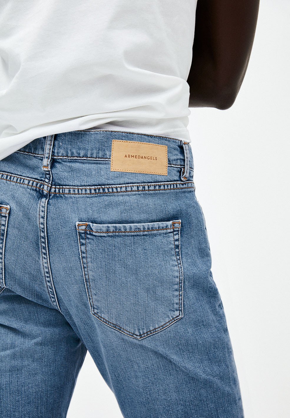 Jeans MAIRAA in faded blue bij ARMEDANGELS