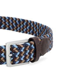 Spleciony pleciony pas w kolorach niebieskim, brązowym i tan. Posiada srebrną metalową klamrę oraz skórzane akcenty dla większej trwałości. Teksturowany wzór dodaje wizualnego zainteresowania.