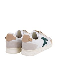Sneaker bianchi in pelle con accenti in suede beige, logo verde, tallone testurizzato e suola bianca maculata. Lacci in un colore tan abbinato.