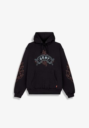 Schwarzer Kapuzenpullover mit einer Taschenfront, verziert mit kontrastierenden hellblauen und orangefarbenen flammenartigen Stickereien sowie dem Wort "GRMY". Mit Kordelzug-Kapuze.