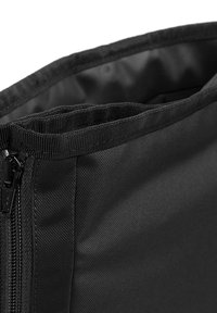 Černá látková taška s texturovaným povrchem, vybavená zipovým uzávěrem a zesíleným horním okrajem, která předvádí funkční designové detaily.