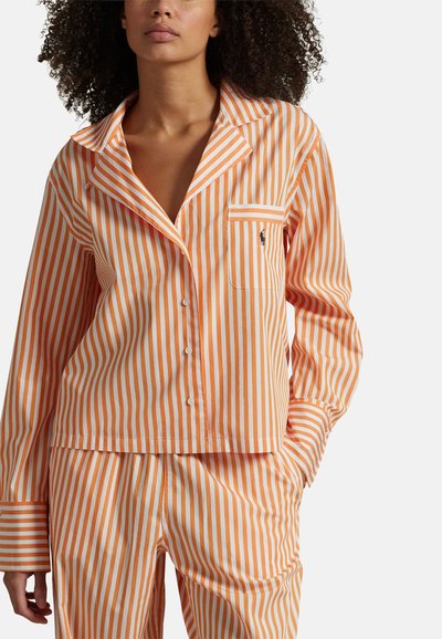 Dwuczęściowa piżama w paski w kolorze pomarańczowo-białym, składająca się z koszuli na guziki z kieszenią na piersi i długimi rękawami oraz pasujących spodni.