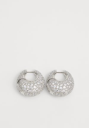 Hopeakäyttöiset korvakorut, joissa on useita pieniä kirkkaita kristalleja, näyttävä pyöreä ja uurteinen muotoilu.