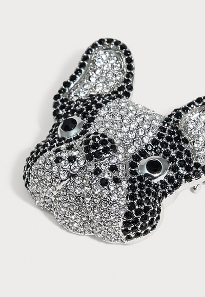 Broche en forme de visage de chien, recouverte de strass noirs et transparents avec des oreilles et des yeux détaillés.