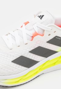 adidas Performance ADISTAR 3 - Hardloopschoenen voor op de weg - footwear white/night metallic/lucid lemon
