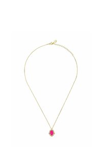 Guldkæde med en pink vedhæng med indviklet detaljer. Vedhænget er indrammet med en dekorativ kant.