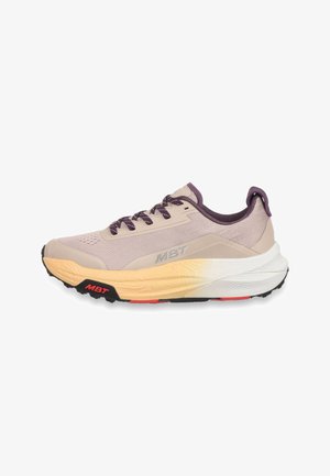 Zapatilla de correr de color beige claro y morado con suela gruesa de amarillo a blanco, suela exterior negra y roja, y logo MBT en el lateral y la suela.