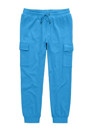 Lichtblauwe cargobroek van zacht materiaal, met een elastische tailleband en een trekkoord, en twee zijzakken. Rubberen logo-accent.