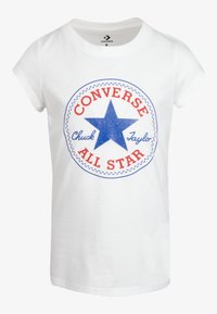 Camiseta de algodón blanca con una estrella azul y texto rojo con las palabras "CONVERSE", "Chuck Taylor" y "ALL STAR" en un diseño circular.