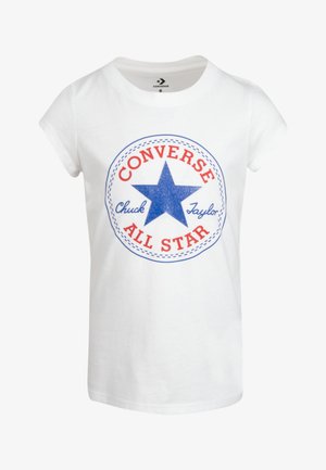 Bela bombaža majica s plavo zvezdo in rdečim besedilom, ki vsebuje besede "CONVERSE," "Chuck Taylor" in "ALL STAR" v krožni zasnovi.