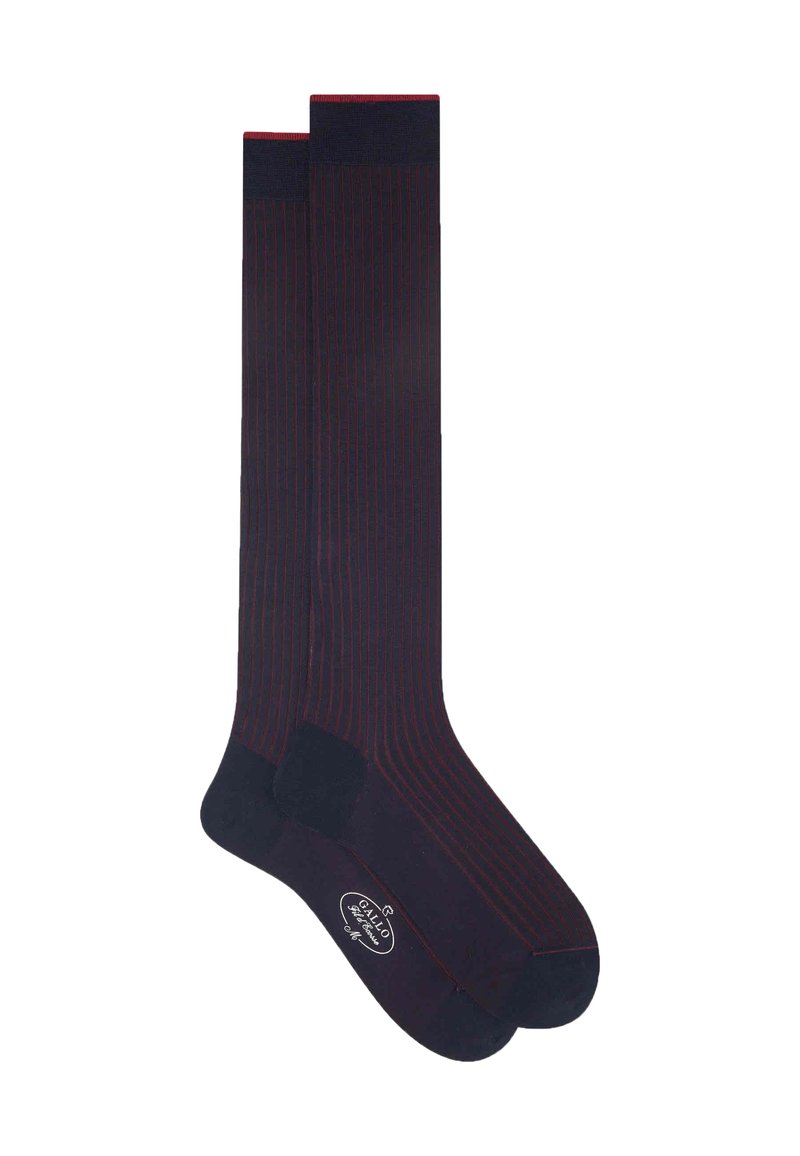 Calze alte fino al ginocchio di un blu navy scuro con strisce verticali bordeaux. Presentano una punta e un tallone in tinta unita con una fascia superiore a coste. Realizzate in materiale morbido e elastico.