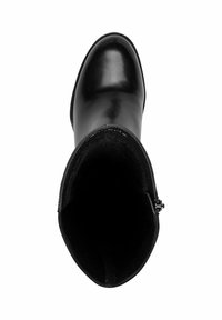 Botín negro de cuero hasta el tobillo con un acabado liso y brillante, puntera redondeada y una cremallera en el interior. El interior está forrado con un material suave.