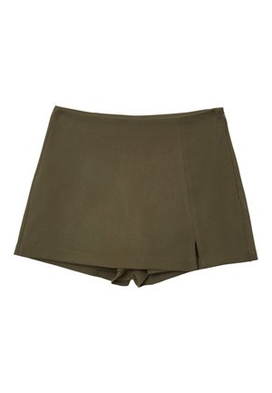 Pantaloni corti verde oliva con una texture liscia, una vita piatta e una cerniera laterale. Presentano un delicato dettaglio a spacco vicino all'orlo.