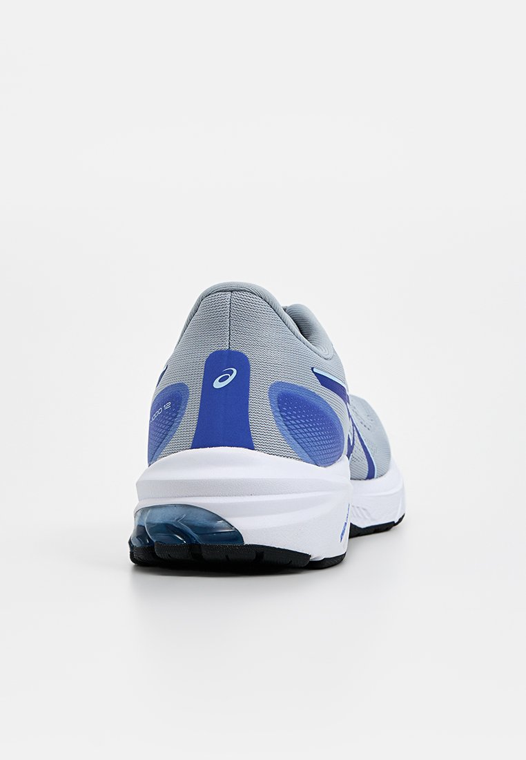 Grauer Sportschuh mit blauen Akzenten, Obermaterial aus Mesh und Textil, gepolsterter Fersenkragen und einer weißen Zwischensohle mit einem transparenten Gelbereich.