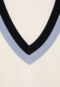 V-ringad pullover med en beige kropp och kontrasterande svart och ljusblå ribbad trim. Slät tyg med en ren, strukturerad design.