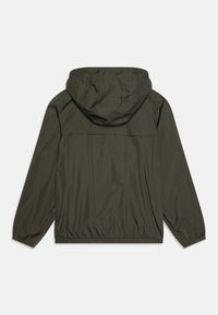 Veste verte imperméable avec capuche, poignets élastiques et ourlet inférieur ajusté. Tissu lisse et léger sans quincaillerie visible.