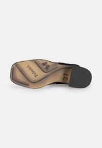 Suola di scarpa nera in pelle con una finitura liscia, caratterizzata da un design intricato e un logo impressi, taglia 37 stampata sul fondo.