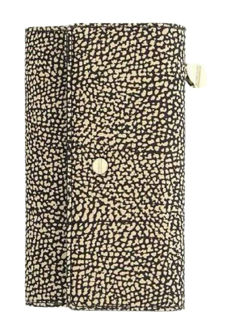 Schwarze und beige strukturierte Geldbörse mit einer genarbten Oberfläche, ausgestattet mit einem Druckknopfverschluss und subtilen Nähdetails. Kompaktes Design, rechteckige Form.