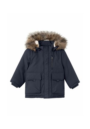 Kinderen navy winterjacket met een capuchon afgewerkt met nepbont, een rits borstzak, twee klepzakken aan de voorkant en lange mouwen.