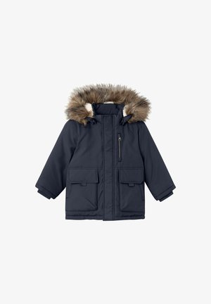 Veste d'hiver pour enfants de couleur marine avec capuche à fausse fourrure, poche zippée sur la poitrine, deux poches à rabat à l'avant et manches longues.