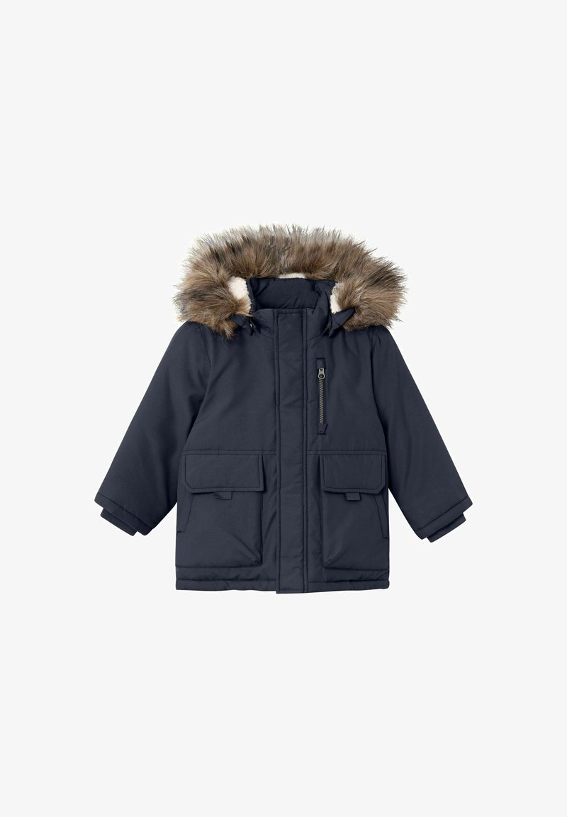 Dziecięca granatowa zimowa kurtka z kapturem wykończonym sztucznym futrem, kieszenią na zamek na piersi, dwoma kieszeniami z klapką z przodu i długimi rękawami.