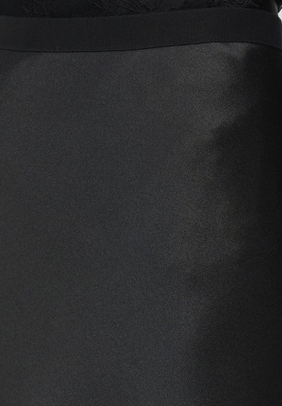 Κοντινό πλάνο σε μαύρο σατέν ύφασμα με φαρδύ ελαστικό ζωνάρι και δαντέλα στο πάνω άκρο.