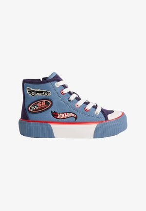 Baskets montantes en toile bleue avec des accents violets, lacets blancs et bordure rouge. Comprend des patchs brodés de voiture et de logo. Semelle en caoutchouc.