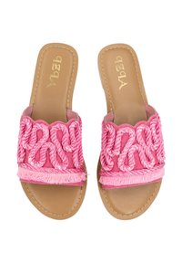 Rózsaszín csúszó szandál, szőtt kötélmintázattal, fodros anyagú felsőrésszel és sima barna talppal. Az elején francia díszítőelemekkel.