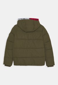 Olivenfarvet polstret jakke med hætte, ribbede manchetter og Tommy Hilfiger-logo på den indvendige krave i hvid, rød og sort.