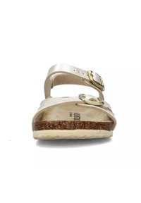 Lichtbeige sandalen met een kurken zool, voorzien van twee verstelbare bandjes, een goudkleurige gesp en een gladde textuur.