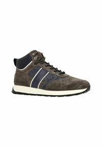Hoogtop sneakers van bruin suede met marineblauwe en witte accenten, zwarte gestreepte veters en een witte zool met zwart profiel.