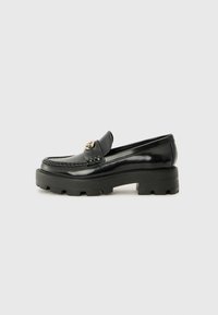 Zwarte patenten leren loafers met een chunky zwart rubbersole, met een decoratieve hardware accent in goudkleur aan de voorkant.