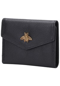 Portafoglio in pelle nera con finitura testurizzata, caratterizzato da un emblema d'oro a forma di ape sulla parte anteriore e una chiusura a patta. Design compatto e slanciato.