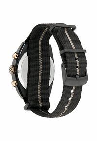 Cinturino in tessuto nero con cuciture grigie, hardware in bronzo e fondo cassa in acciaio inossidabile. Design cronografo con due pulsanti sul lato.