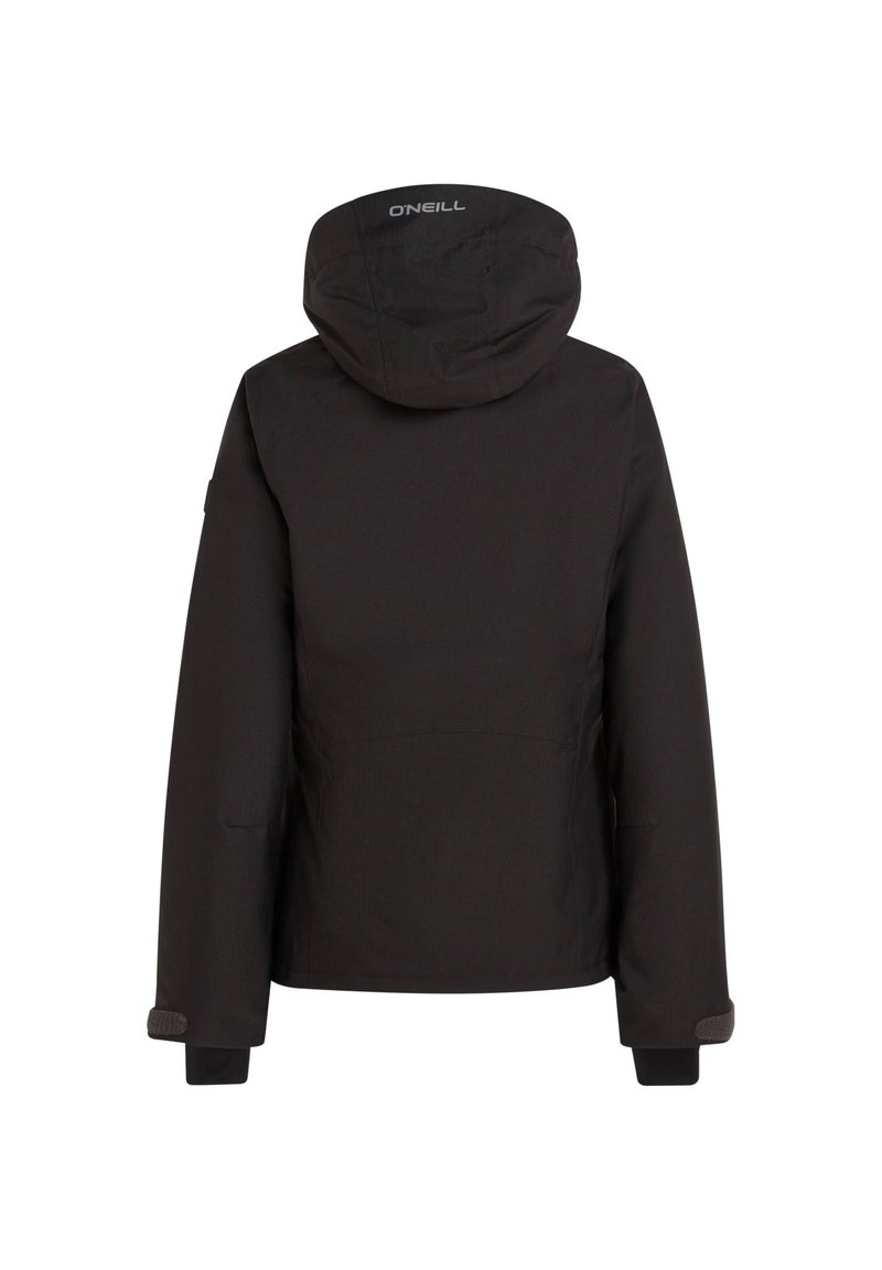 Schwarze wasserdichte Jacke mit Kapuze, elastischen Bündchen und einer Reißverschlusstasche. Glatte Textur und minimalistisches Design mit Logo auf dem Rücken.