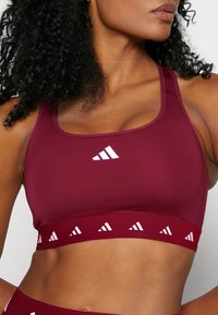 adidas Performance POWERREACT MEDIUM-SUPPORT TECHFIT - Športni modrček s srednjo podporo - shadow red   linen