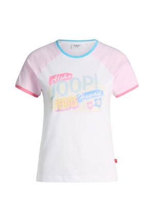 Wit T-shirt met pastelroze mouwen en een blauwe kraag, met kleurrijke tekst "Aloha JOOP! Jeans Hawaii" en bloemenafbeeldingen op de borst.