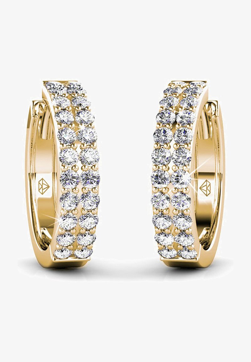 Gouden creolen met een dubbele rij heldere, sprankelende stenen en een slank ontwerp met een gepolijste afwerking.