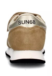 Sneaker beige e oro con tomaia in suede e rete, suola ammortizzata e design minimale. Caratterizzato dal logo "SUN68" sul tallone.