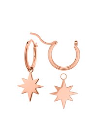Boucles d'oreilles en or rose en forme de créoles avec des charms étoile amovibles. Les étoiles ont des pointes aigües et une surface lisse et réfléchissante.