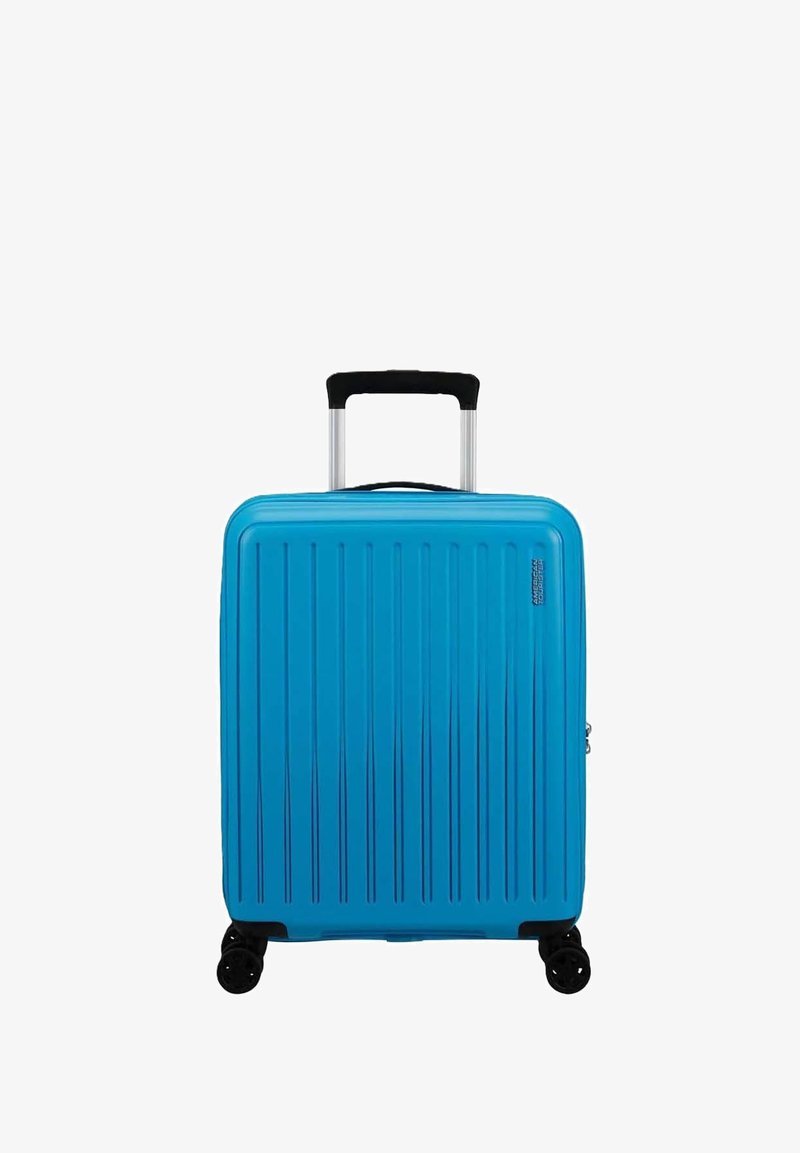 Valigia blu compatta con scanalature verticali, manico retrattile nero e quattro ruote nere per una facile mobilità. Chiusura a zip laterale.